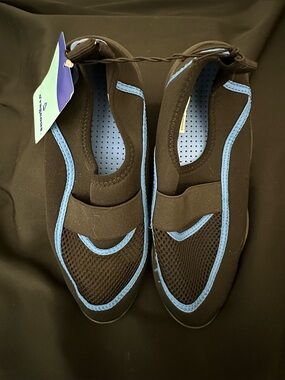 Black & Blue Boys Slip On Water Shoes
Sz 6
NWT